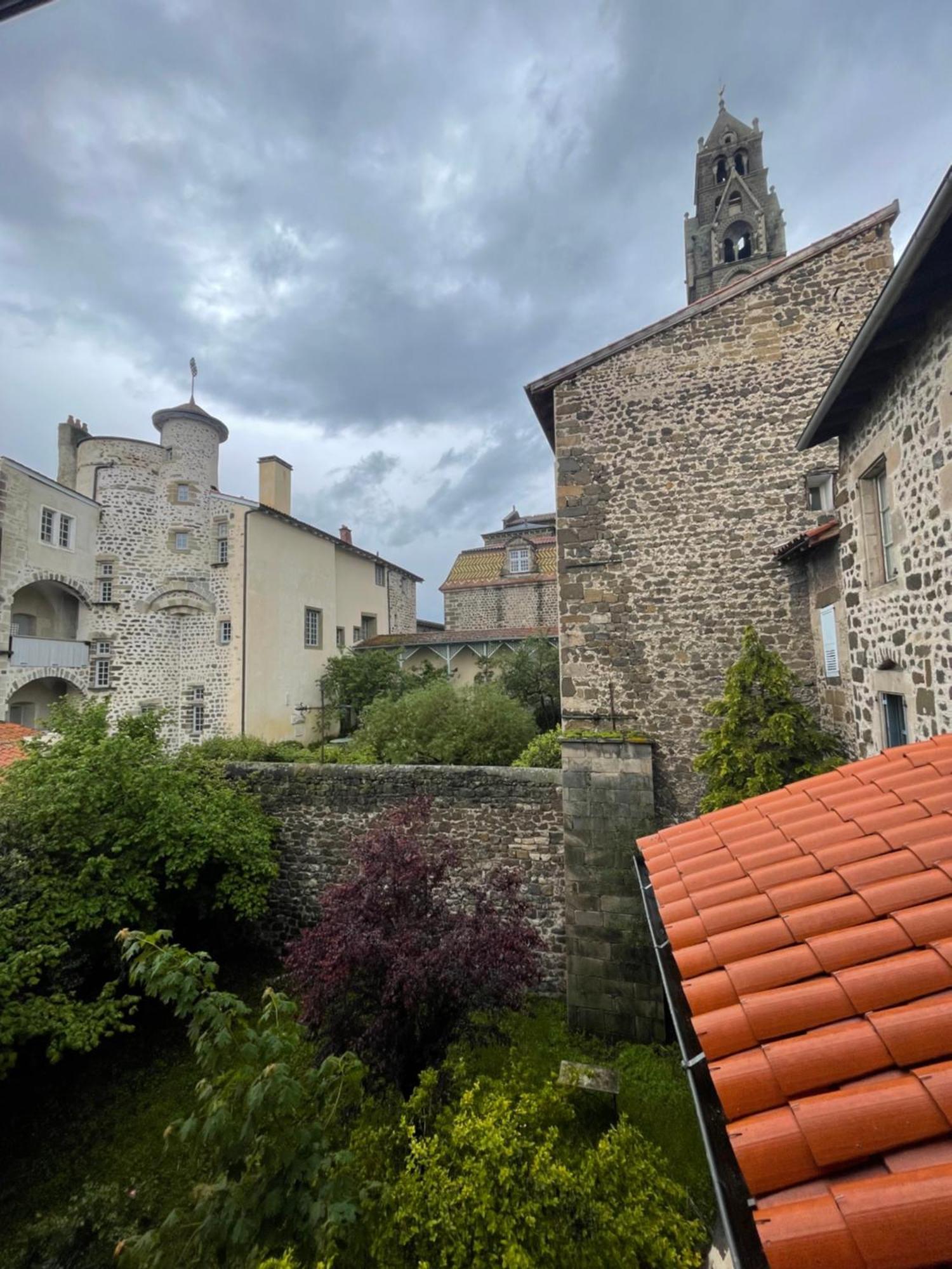 Aux Portes Du Mont Anis Le Puy-en-Velay Стая снимка